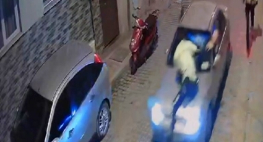İzmir'de sürücü dur ihtarına uymadı... Polisi kaputta götürdü