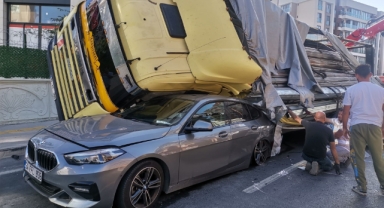 İzmir'de tır dehşeti... Polisten kaçtı 2 aracı ezdi