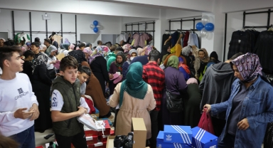 Kahramanmaraş’ta giyim mağazası açılışında izdiham