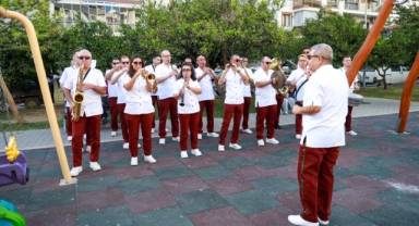 Karşıyaka Belediye Bandosu'ndan coşku dolu sokak konserleri