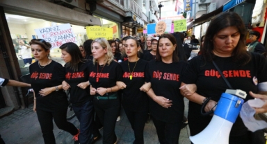 'Kırık Saçlar' özgürlüğe Efes Selçuk sokaklarında yürüdü