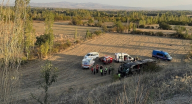 Şarampole devrilen yolcu otobüsünde 21 kişi yaralandı