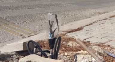 Tehlike saçan duyarsızlık… Elektrik kabloları pet şişe ile korundu!