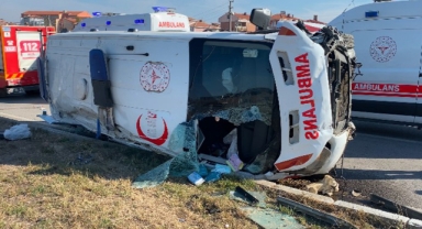 Ambulans kaza yaptı: 7 yaralı