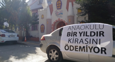 Bir yıldır kira alamadığını söyledi... Çareyi pankartla buldu