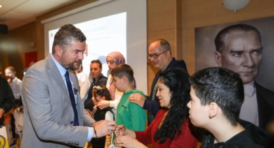 Buca'da diyabetli çocuklara destek... Şeker ölçüm cihazları dağıtıldı