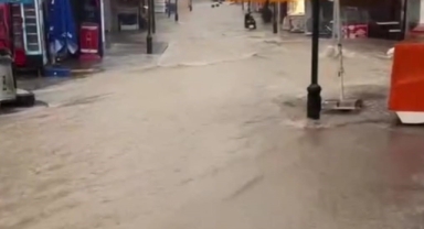 Çeşme’de sağanak... Masa ve sandalyeler akıntıya kapılıp sürüklendi