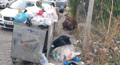 Daha bir gün bile olmadı ama… Bayraklı’da işçilerin eylemi sonrası dikkat çeken çöp yığınları!