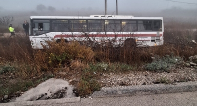 ESHOT otobüsü yoğun siste yoldan çıktı