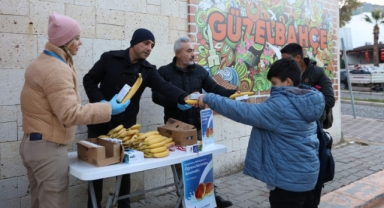 Güzelbahçe'den örnek destek... Okullara simit ve süt dağıtımını büyütüyor!
