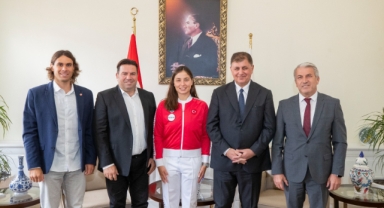 İlklere imza atan İzmirli yüzücü Başkan Tugay’la buluştu