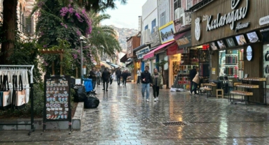 İzmir’de sağanak etkili oldu... Kemeraltı’nı su bastı, araçlar mahsur kaldı