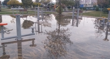 Karşıyaka’da parklar ‘kayıkla’ gezilir oldu!