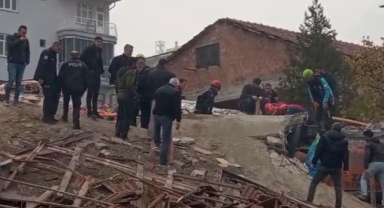 Kepçe operatörü enkaz altında kaldı