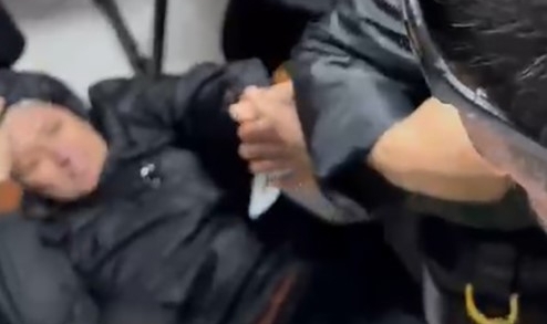 Mağaza açılışında izdiham... Birbirlerini böyle ezdiler