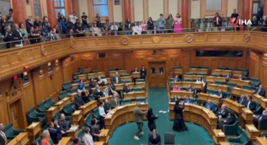 Maori kökenli vekiller tartışmalı yasa tasarısını Haka dansı ile protesto etti