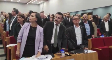 Öldürülen kadınları suçlamıştı... İzmir Büyükşehir Meclisi'nde 'Aydemir' protestosu!