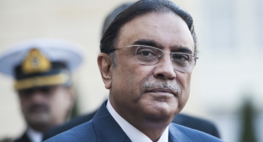 Pakistan Cumhurbaşkanı Zardari'nin bacağı kırıldı