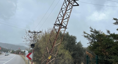 Tehlikeli bekleyiş… Elektrik direği alarm veriyor!