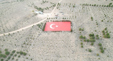 Türkiye’nin en büyük beton Türk bayrağı yeniden boyandı