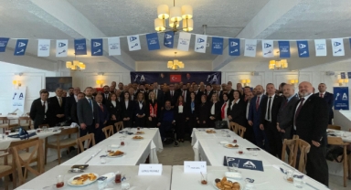 A Partisi İzmir'de rozetler takıldı… Ne mesajlar verildi?