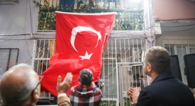 Başkan Duman'dan asker gence bayrak sürprizi