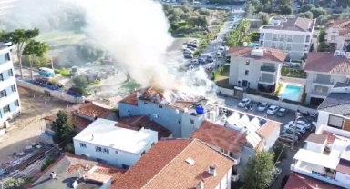 Çeşme'de motel yangını... Çatı alev alev yandı