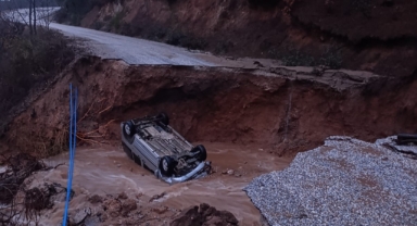 Dağlık alanda yol çöktü... Otomobil içine düştü!