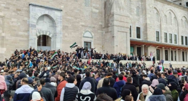 Fatih Camii’nde toplanan Suriyeliler, Esad rejiminin devrilmesini kutluyor