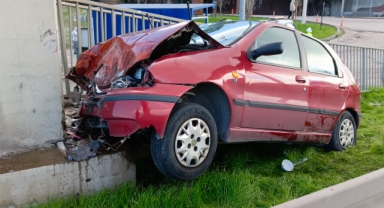 İzmir'de feci kaza... Otomobil üst geçide çarptı!