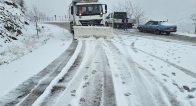 İzmir'de kar yağışına anında müdahale... Büyükşehir sahada!
