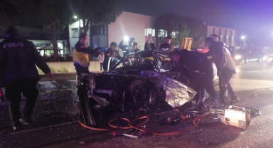İzmir’de korkunç kaza... 2 otomobil çarpıştı!