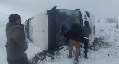 İzmir'den yola çıkmıştı... Kars’ta yolcu otobüsü devrildi!