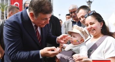 İzmirli kadınların 'Anne Kart' mutluluğu... Başkan Tugay vadetti, uyguladı