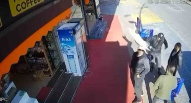 Kaldırımda sohbet eden gencin kafasına kedi düştü
