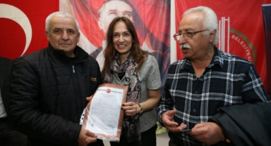 Karşıyaka'da 700 vatandaşa tapuları dağıtıldı... Dönüşümün önü açıldı