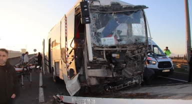Manisa'da işçi servisi tıra çarptı: 22 yaralı