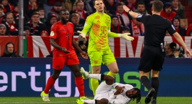 Manuel Neuer, kariyerindeki ilk kırmızı kartı gördü