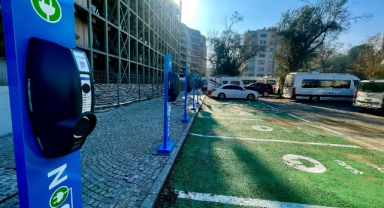 Narlıdere'de elektrikli araç şarj istasyonları kuruldu
