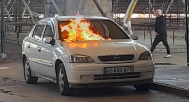 Park halindeki araç alev alıp yandı