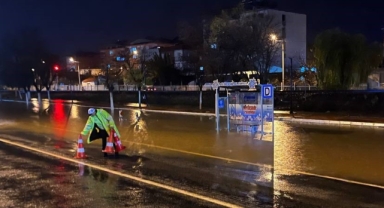 Sağanak vurdu yollar göle döndü... Aydın-İzmir yolunda korkutan görüntü