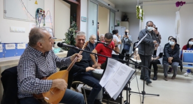 Sağlık çalışanlarından kanser hastalarına moral konseri
