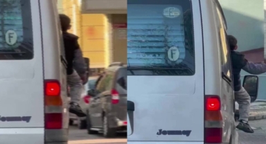 Seyir halindeki araçtan sarktı... Küçük çocuk yürekleri ağıza getirdi