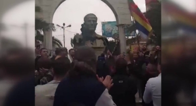 Suriyeliler Hafız Esad'ın heykelini devirdi