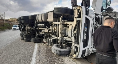 Tır kayganlaşan yolda devrildi... 1 yaralı