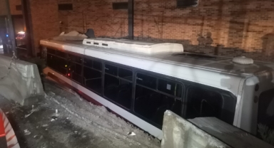 Virajı alamayan belediye otobüsü AVM bahçesine düştü: 1 yaralı