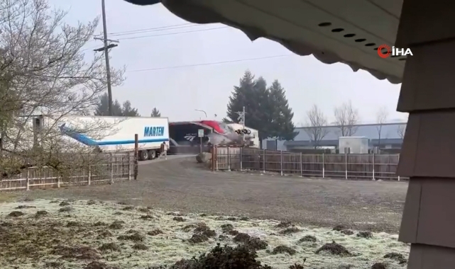 ABD'de yolcu treni hemzemin geçitteki tırı biçti