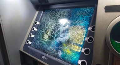 Aydın'da taşlı saldırı: İş yeri ve ATM'ye zarar verdiler
