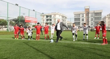 Başkan Çiçek sözünü tuttu! Menderes'te halı sahalar yenilendi