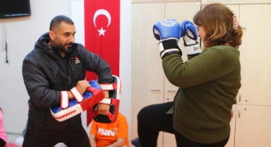 Bayraklı’da kadınlara savunma eğitimi... İlk kursiyerlerde sertifika heyecanı